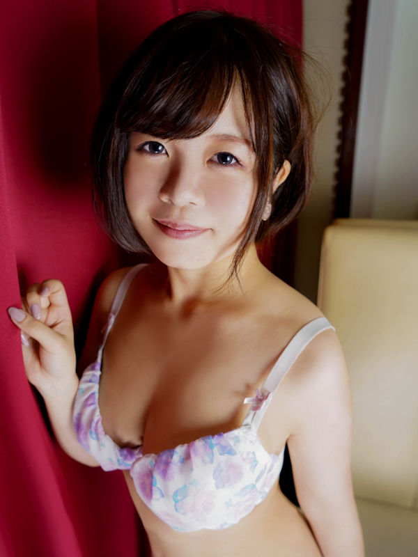 Distance・阪神尼崎 えりか 18歳 T：152cm　B：86(G)　W：56　H：83